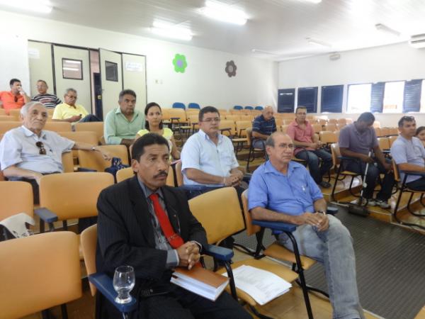 Reuni&atilde;o discutiu ocupa&ccedil;&otilde;es indevidas de espa&ccedil;os p&uacute;blicos em Floriano.(Imagem:FlorianoNews)