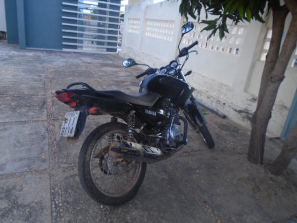 Motocicleta tomada de assalto &eacute; recuperada pela For&ccedil;a T&aacute;tica de Floriano.(Imagem:FlorianoNews)