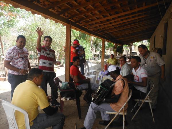 Funcion&aacute;rios da Disvale Brahma participam de almo&ccedil;o na localidade Morrinhos.(Imagem:FlorianoNews)