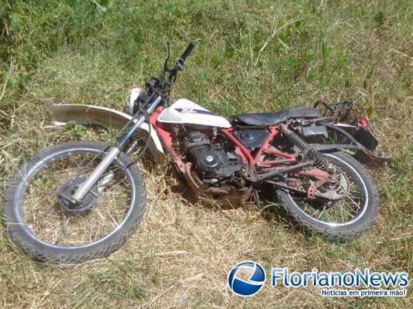 Pol&iacute;cia recupera motocicleta abandonada em Floriano.(Imagem:FlorianoNews)