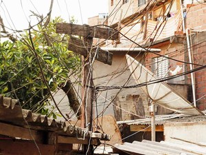 Eletricistas clandestinos são presos em operação contra furto de energia