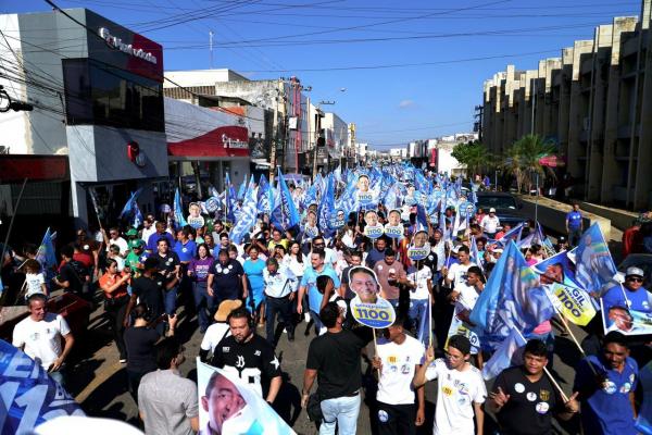 Joel reúne multidão em Picos e, ao lado de Ciro, é recebido com festa: