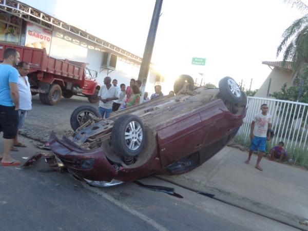 Ca&ccedil;amba e carro colidem na Avenida Dirceu Arcoverde.(Imagem:FlorianoNews)