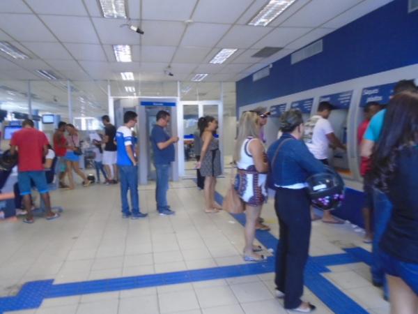 Agência da Caixa tem movimento tranquilo no sábado em Floriano