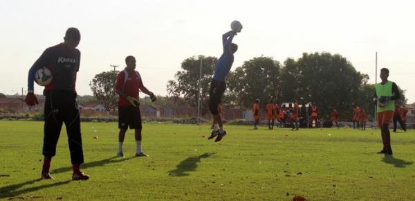 Goleiro Naylson &eacute; poupado de treino.(Imagem: Andr&eacute; Leal)