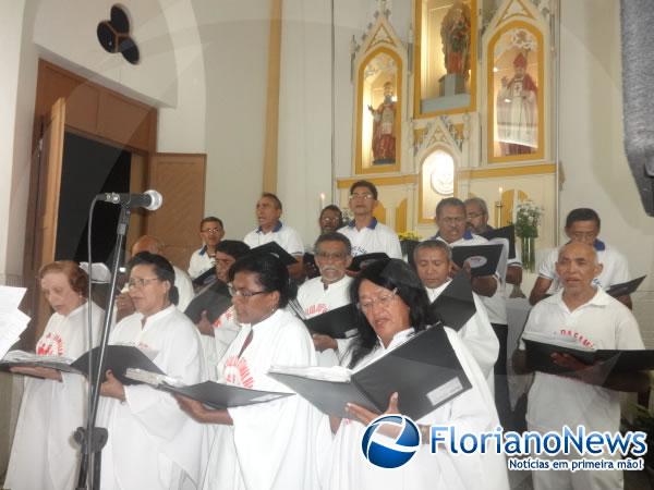 Fieis participaram da celebra&ccedil;&atilde;o da Vig&iacute;lia Pascal em Floriano.(Imagem:FlorianoNews)
