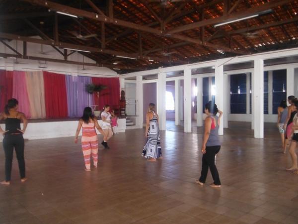 Izabell Lins est&aacute; ministrando Workshop de Dan&ccedil;a do Ventre em Floriano.(Imagem:FlorianoNews)