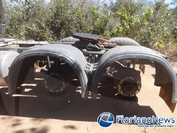 Ladr&otilde;es abordam caminhoneiro e subtraem pneus do ve&iacute;culo em Floriano.(Imagem:FlorianoNews)