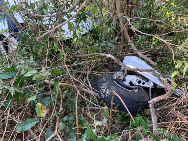 Destro&ccedil;os de avi&atilde;o que caiu na zona rural de Teresina.(Imagem:Marcos Prado/TV Clube)