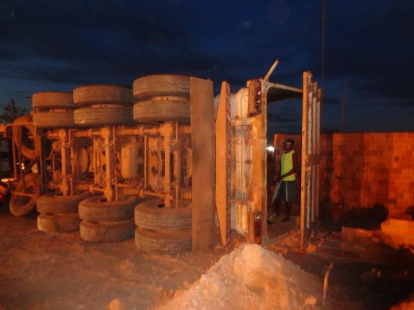 Carreta caçamba carregada de areia vira em Floriano