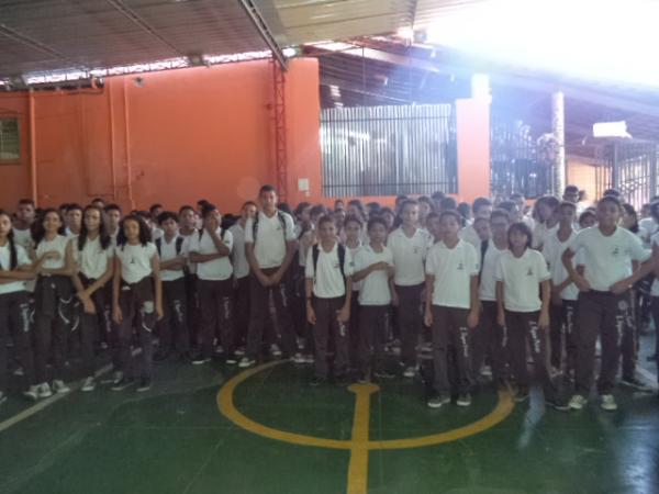 Alunos promovem abraço simbólico pelo aniversário da Escola Pequeno Príncipe.(Imagem:FlorianoNews)