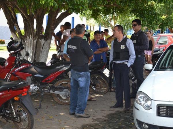 Bando rende por 10h família de gerente, rouba cofre e foge com reféns