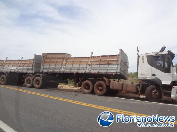 Tombamento de bitrem provoca engavetamento de tr&ecirc;s ve&iacute;culos na BR-343.(Imagem:FlorianoNews)