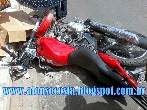 Acidente entre carro e moto deixa v&iacute;tima com fratura exposta em Floriano.(Imagem:Alonso Costa)