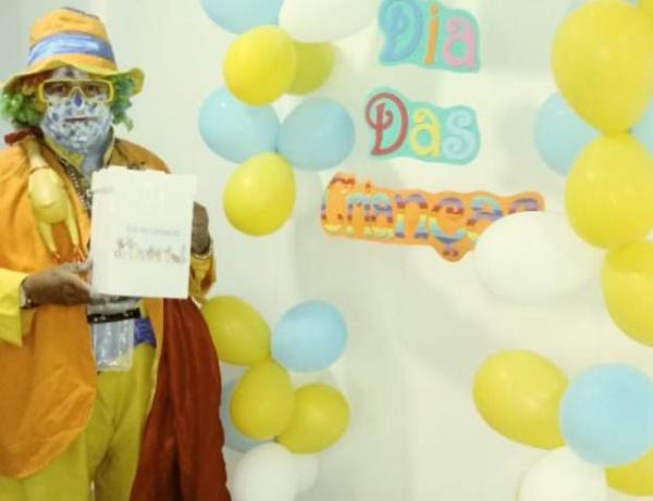 Rep&oacute;rter Amarelinho com &oacute;culos do Hospital de Olhos Bucar.(Imagem:FlorianoNews)