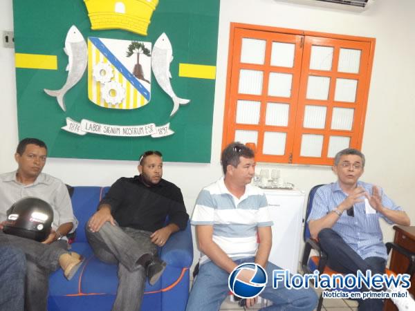 Reuni&atilde;o discute repasse do FUNDEB para professores da rede municipal.(Imagem:FlorianoNews)