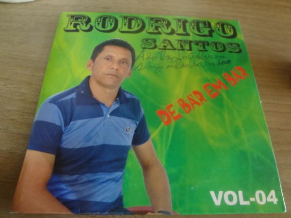 Cantor Rodrigo Santos lança CD com canções inéditas