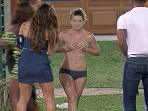 Diana paga promessa após o Paredão: pula sem sutiã na piscina