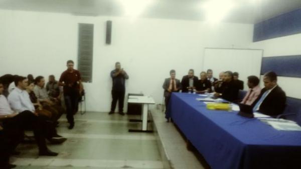 Audi&ecirc;ncia p&uacute;blica discute realoca&ccedil;&atilde;o de vendedores ambulantes do centro de Floriano.(Imagem:FlorianoNews)