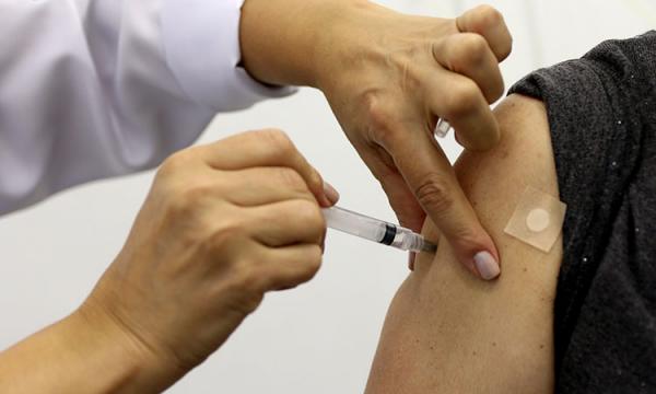 Vacinação contra a gripe começa para idosos e profissionais da saúde