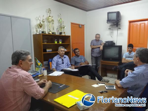 Reuni&atilde;o discute repasse do FUNDEB para professores da rede municipal.(Imagem:FlorianoNews)