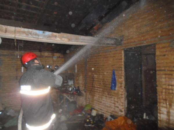Vizinhos controlam foco de inc&ecirc;ndio em resid&ecirc;ncia no Bom Lugar.(Imagem:FlorianoNews)