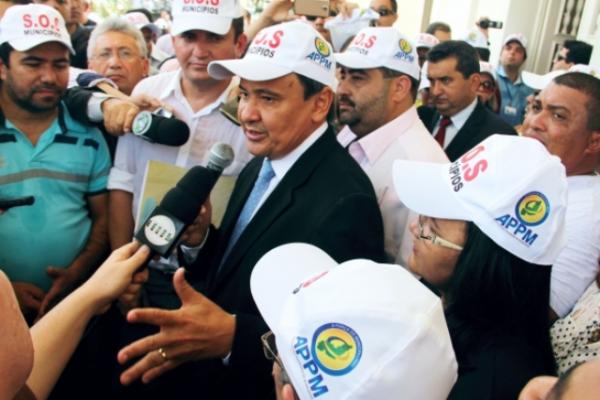  Governador recebe Carta SOS Munic&iacute;pios da APPM. (Imagem:Jorge Henrique Bastos)