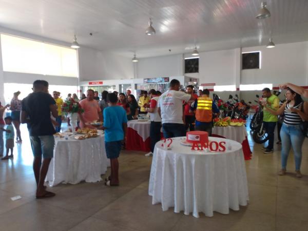 Caf&eacute; da manh&atilde;, ben&ccedil;&atilde;o solene e m&uacute;sica ao vivo marcam os 22 anos da Cajueiro Motos em Floriano.(Imagem:FlorianoNews)