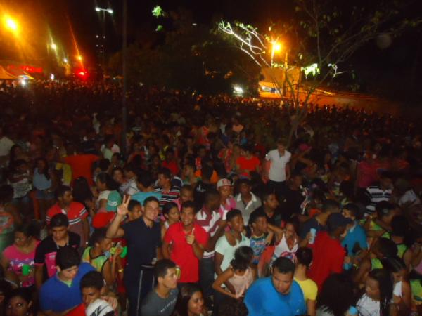 DJ Jadson, Tom de Alerta e Maraj&oacute; animam &uacute;ltimo dia de folia em Bar&atilde;o de Graja&uacute;.(Imagem:FlorianoNews)