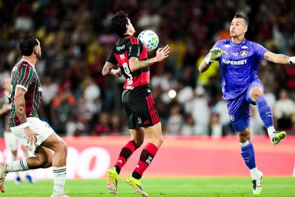Gol de peito de Pedro contra F&aacute;bio no Fluminense x Flamengo.(Imagem:Gilvan de Souza / Flamengo)