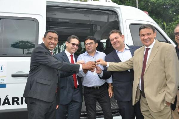 Joel Rodrigues recebe nova viatura para penitenciária Vereda Grande