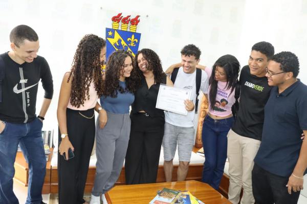 Aluna do curso de Matem&aacute;tica do Campus Torquato Neto &eacute; a primeira mulher a receber L&aacute;urea Acad&ecirc;mica(Imagem:Ascom Uespi)