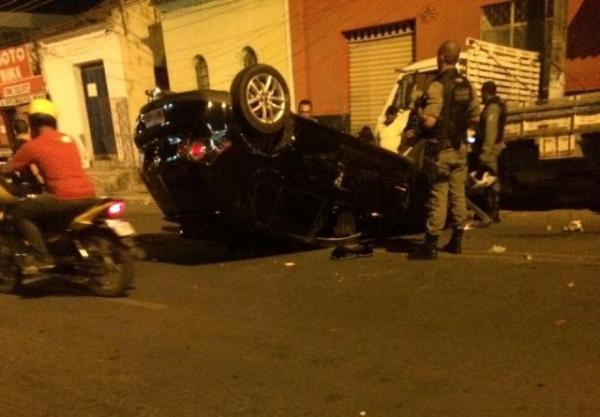 PM encontra revólver em automóvel acidentado em Floriano