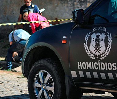 Mãe presencia morte do filho em parada de ônibus na Capital