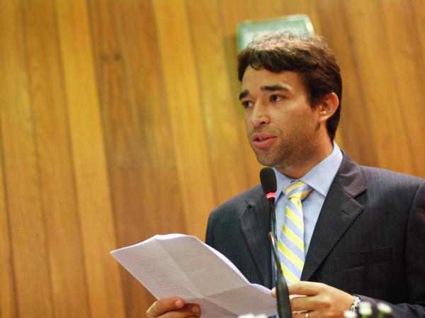 Marden Menezes denuncia roubo de splits do prédio abandonado da Upa de Piripiri