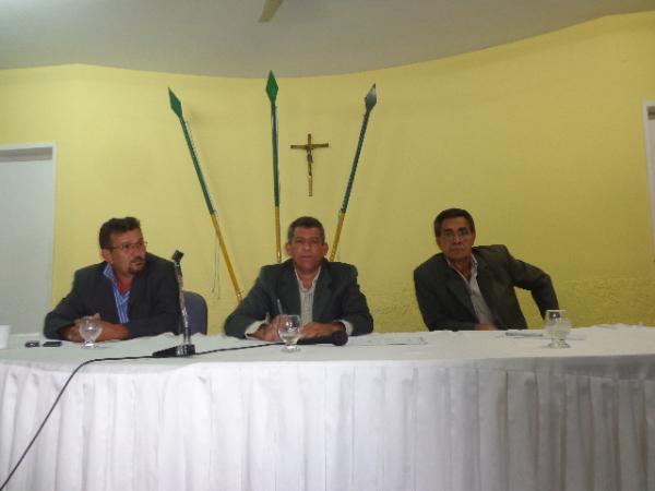 Vereadores discutem of&iacute;cios enviados pelas Secretarias Municipais de Bar&atilde;o de Graja&uacute;.(Imagem:FlorianoNews)
