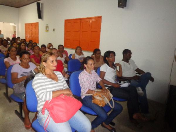 Secretaria de Educa&ccedil;&atilde;o realizou capacita&ccedil;&atilde;o para merendeiras.(Imagem:FlorianoNews)