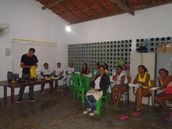 Curso sobre Agricultura Familiar &eacute; encerrado com pr&aacute;tica de Apicultura.(Imagem:FlorianoNews)