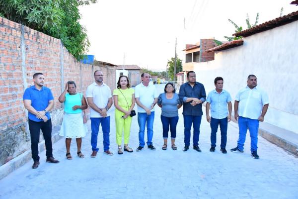 Vereadores de Floriano participam de entrega das primeiras ruas cal&ccedil;adas do projeto PlanMob(Imagem:CMF)