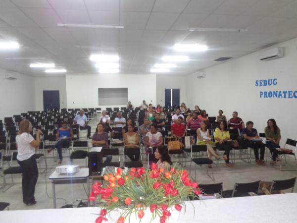 10ª GRE realiza capacitação de gestores do Programa Dinheiro Direto na Escola.(Imagem:FlorianoNews)