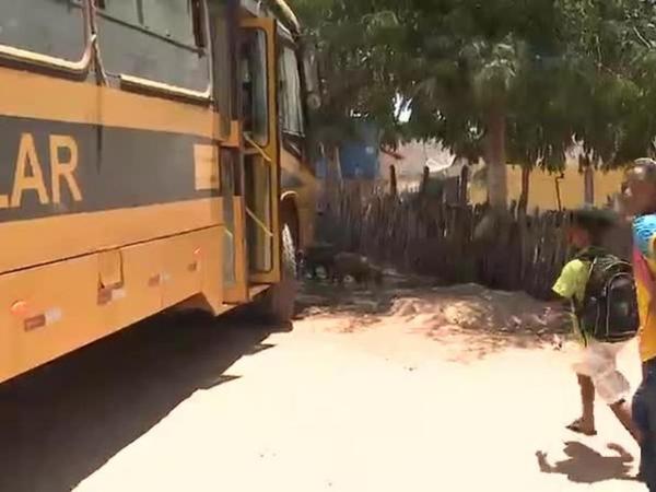 Fechamento de cinco escolas em Nazar&eacute; prejudica educa&ccedil;&atilde;o de alunos. Transporte &eacute; feito em um ve&iacute;culo adaptado com bancos de madeira.(Imagem:G1 PI)