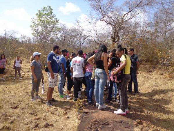 Alunos do Col&eacute;gio Estadual participaram da 3&ordf; Trilha Ecol&oacute;gica.(Imagem:FlorianoNews)