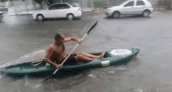 Morador aproveita a chuva para andar de caiaque(Imagem:Reprodução)