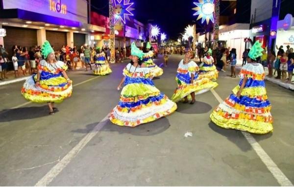 Floriano: desfile das escolas de samba leva milhares de foli&otilde;es &agrave; avenida(Imagem:Reprodu&ccedil;&atilde;o/PMF)