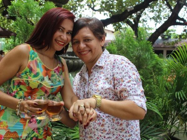 Casais comemoram um ano do 1º casamento homoafetivo no Piauí