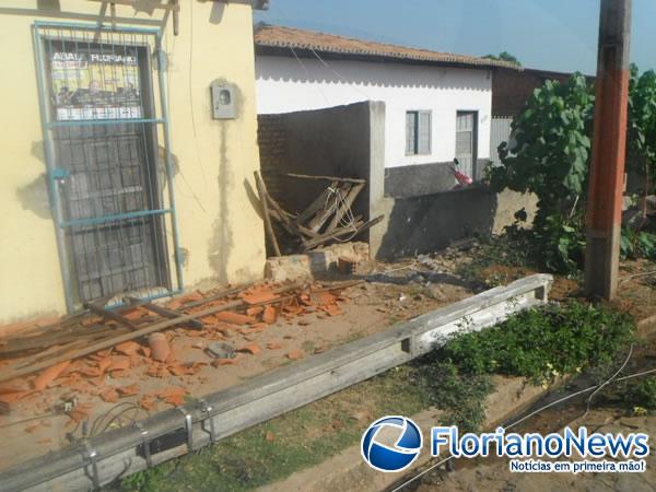 Caminh&atilde;o bate em fia&ccedil;&atilde;o el&eacute;trica e derruba postes em Floriano.(Imagem:FlorianoNews)
