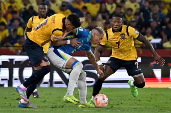 Richarlison marcado em Equador x Brasil.(Imagem:MARCOS PIN / AFP)