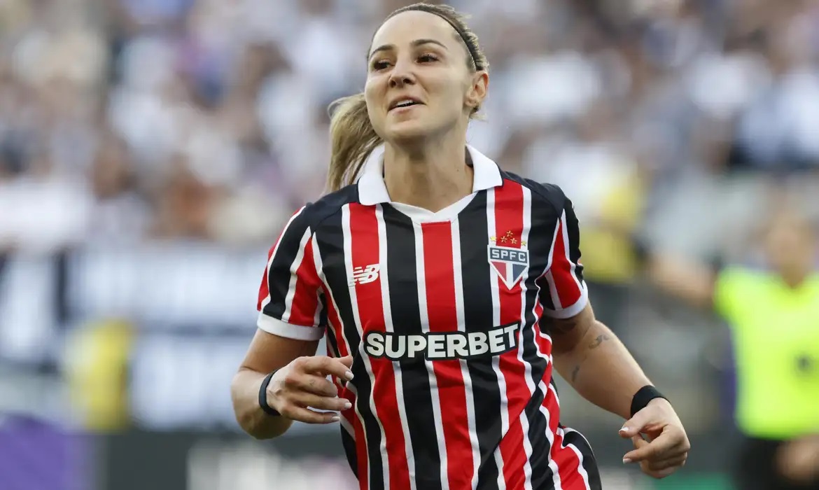 São Paulo vence o Corinthians, faz história e fica perto do título
