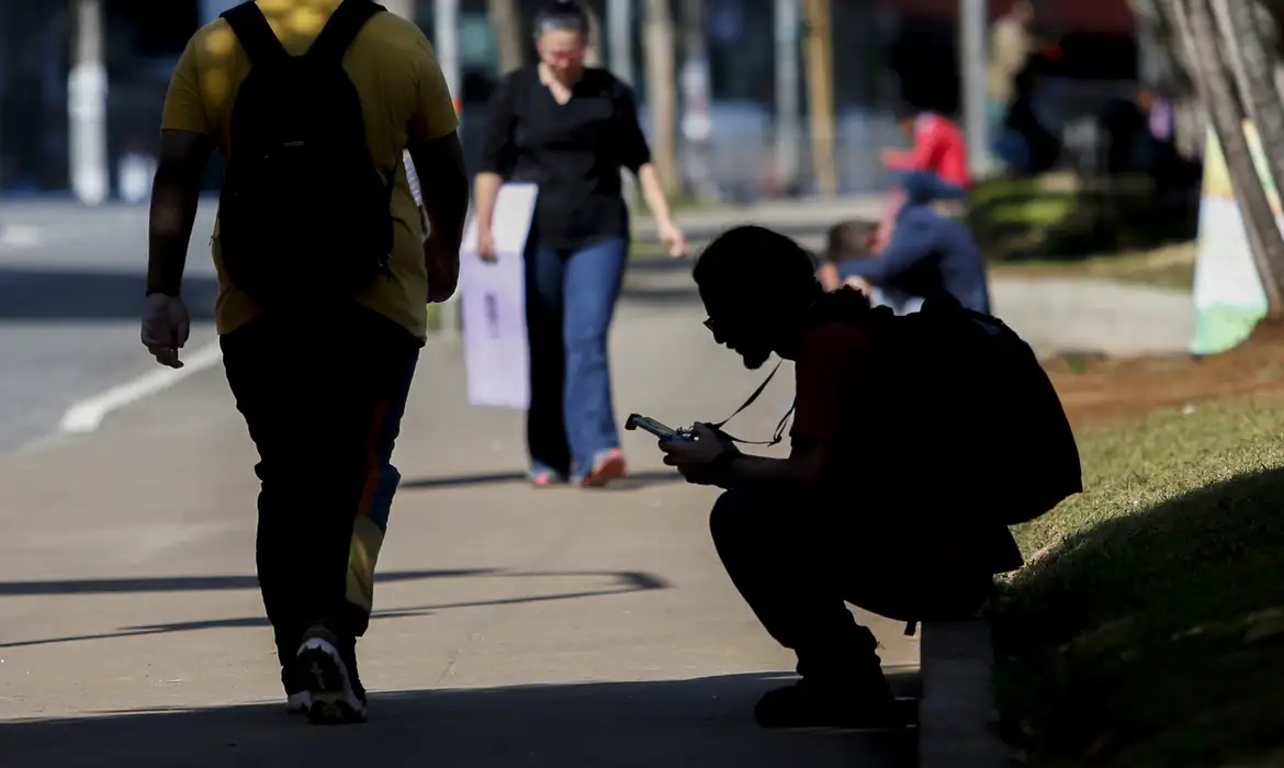 Percentual de jovens nem-nem no Brasil cai para 22,4%, mostra estudo

