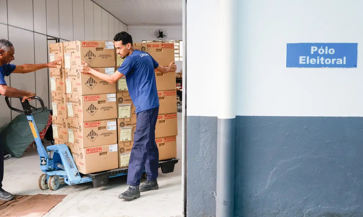 Saiba quais situações permitem acompanhante na cabine de votação
